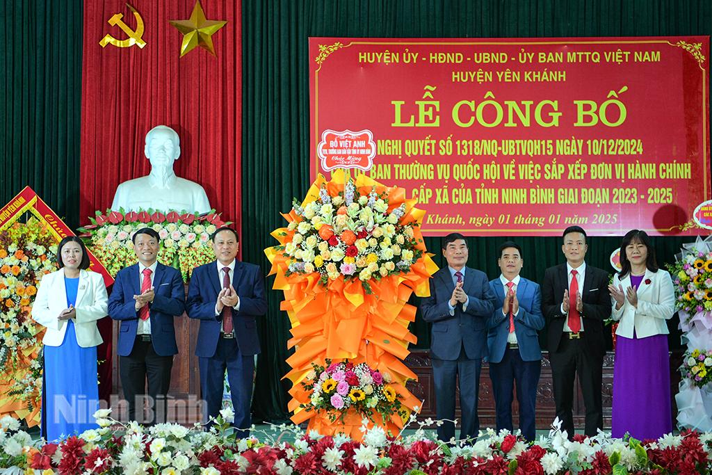 Đồng chí Trưởng Ban Dân vận Tỉnh ủy Đỗ Việt Anh tặng hoa chúc mừng các đồng lãnh đạo HĐND, UBND xã Khánh Thiện (sau sáp nhập).