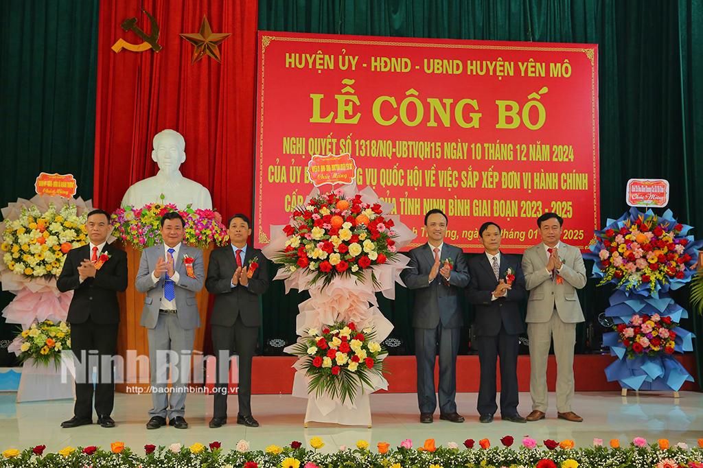 Đồng chí Bí thư Huyện uỷ Yên Mô tặng hoa chúc mừng các đồng chí được phê chuẩn chức danh Chủ tịch, Phó Chủ tịch HĐND, UBND xã Khánh Thượng. Ảnh: Anh Tuấn