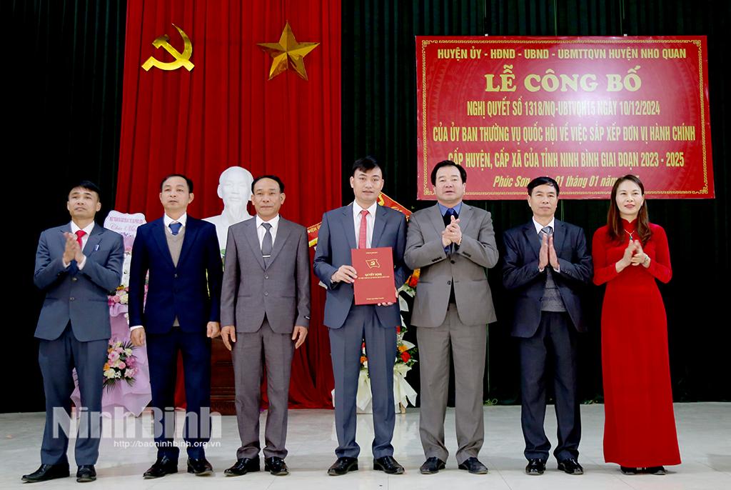 Lãnh đạo huyện Nho Quan trao quyết định, chúc mừng Đảng bộ xã Phúc Sơn.