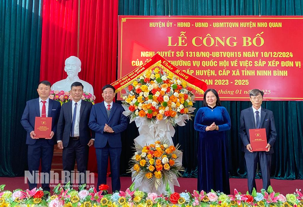 Lãnh đạo huyện Nho Quan trao quyết định, tặng hoa chúc mừng Đảng bộ xã Thanh Sơn.