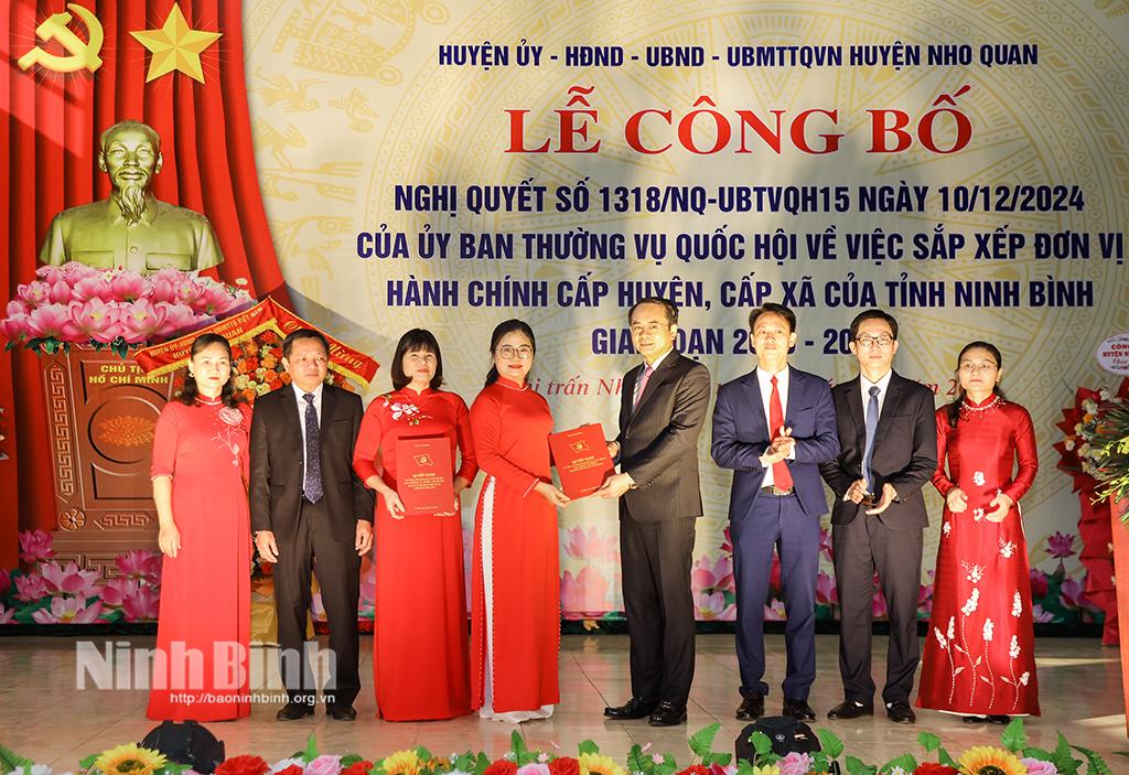 Đồng chí Bí thư Huyện ủy Nho Quan Đặng Xuân Nguyên trao quyết định, chúc mừng Đảng bộ thị trấn Nho Quan.