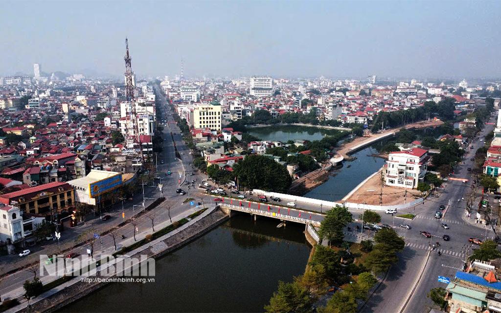 Sau khi thành lập, Thành phố Hoa Lư là đô thị loại I trực thuộc tỉnh.