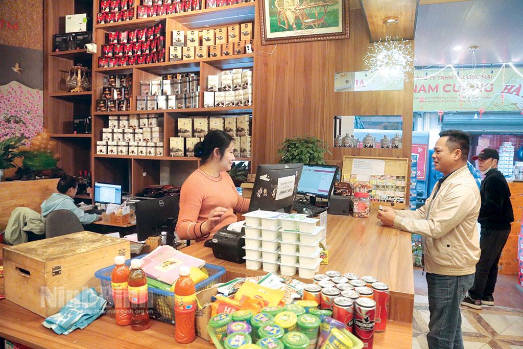 Người dân mua sắm hàng hóa tại một cửa hàng trên địa bàn thành phố Hoa Lư. Ảnh: Anh Tuấn