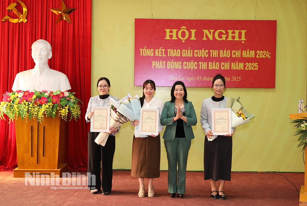 Đồng chí Bùi Mai Hoa, Ủy viên Ban Thường vụ Tỉnh ủy, Trưởng Ban Tuyên giáo Tỉnh ủy trao giải cho các tác giả đạt giải A.