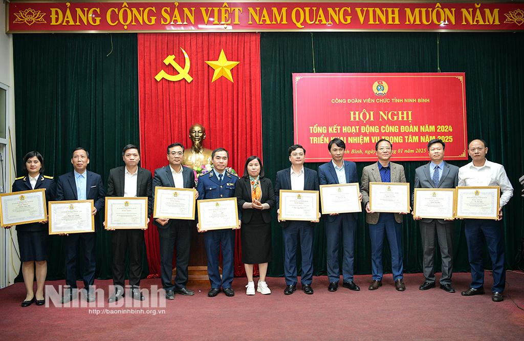 Lãnh đạo LĐLĐ tỉnh trao Bằng khen của Ban chấp hành LĐLĐ tỉnh Ninh Bình cho các cá nhân, tập thể có thành tích xuất sắc.
