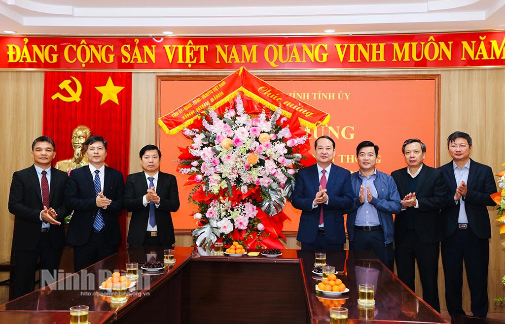 Đồng chí Phó Bí thư Thường trực Tỉnh ủy Mai Văn Tuất tặng hoa chúc mừng Ban Nội chính Tỉnh ủy nhân ngày truyền thống ngành Nội chính Đảng.