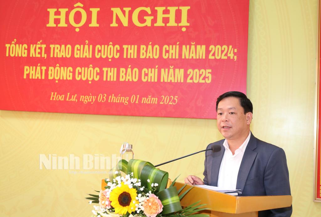 Đồng chí Bùi Ngọc Quang, Tỉnh ủy viên, Tổng Biên tập Báo Ninh Bình, Chủ tịch Hội Nhà Báo tỉnh phát biểu tại lễ phát động Cuộc thi báo chí năm 2025.