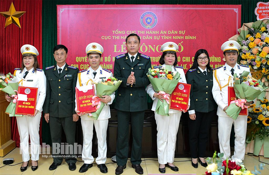 Lãnh đạo Cục Thi hành án dân sự tỉnh trao Quyết định bổ nhiệm chức danh lãnh đạo Chi cục Thi hành án dân sự thành phố Hoa Lư.