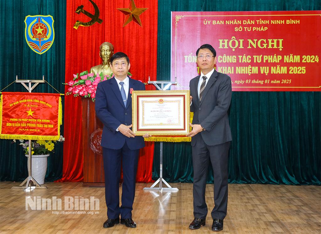 Thừa ủy quyền của Chủ tịch nước, đồng chí Phó Chủ tịch UBND tỉnh Trần Song Tùng trao tặng Huân chương Lao động hạng Ba cho đồng chí Phạm Minh Thường, nguyên Giám đốc Sở Tư pháp vì đã có thành tích xuất sắc.