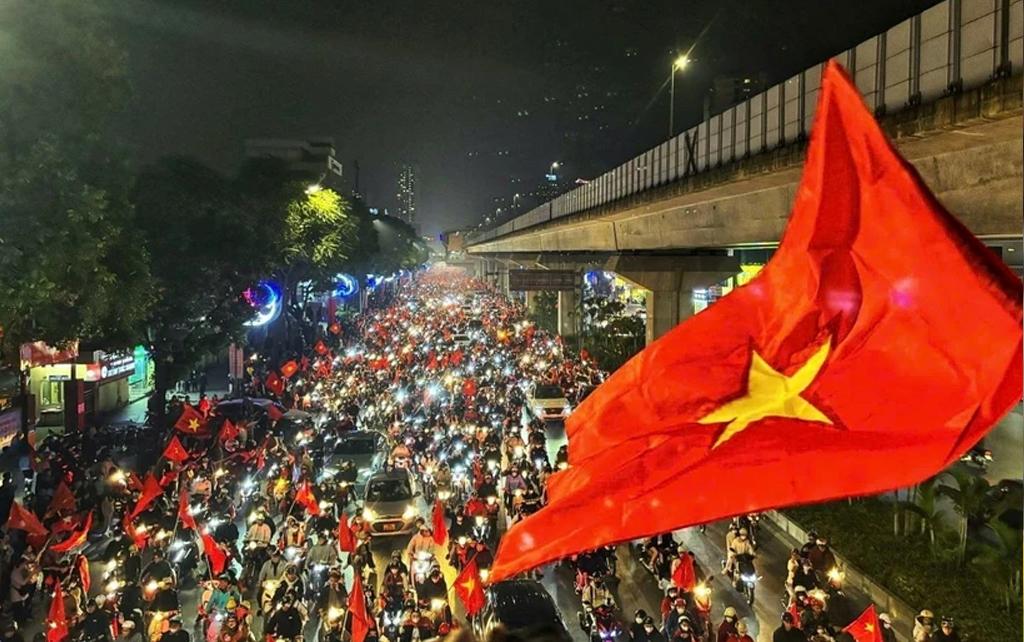 Người dân Thủ đô đổ ra đường ăn mừng chiến thắng của Đội tuyển Việt Nam tại đường Nguyễn Trãi. (Ảnh: Tuấn Anh/TTXVN)