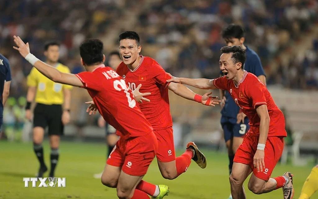 Niềm vui của cầu thủ Việt Nam sau bàn phản lưới nhà của Thái Lan. (Ảnh: Minh Quyết/TTXVN)