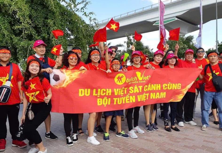 Các công ty du lịch chuẩn bị sẵn sàng cờ, băng rôn, khẩu hiệu cho du khách kết hợp xem trận chung kết lượt về giữa Việt Nam và Thái Lan vào lúc 20 giờ ngày 5/1. Ảnh: TTXVN