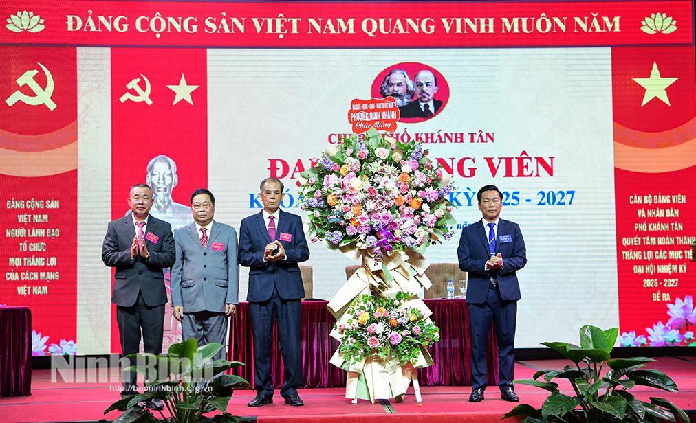 Lãnh đạo phường Ninh Khánh tặng hoa chúc mừng Đại hội.