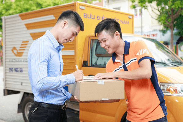 Ngừng miễn thuế hàng nhập khẩu dưới 1 triệu đồng gửi qua chuyển phát nhanh. Ảnh: VPG