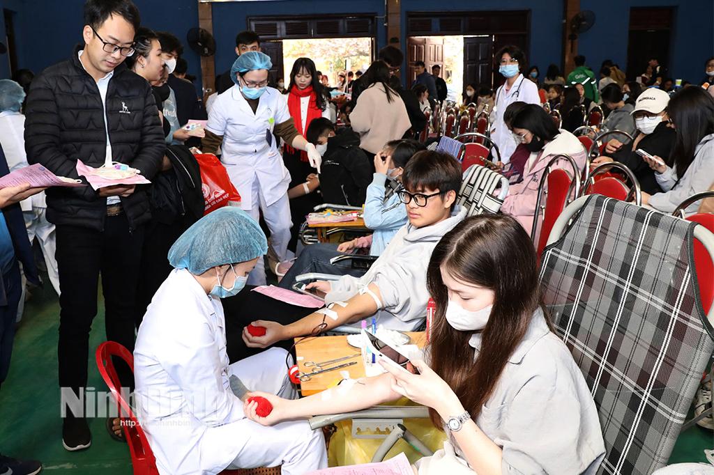 Đông đảo tình nguyện viên tham gia hiếu máu.