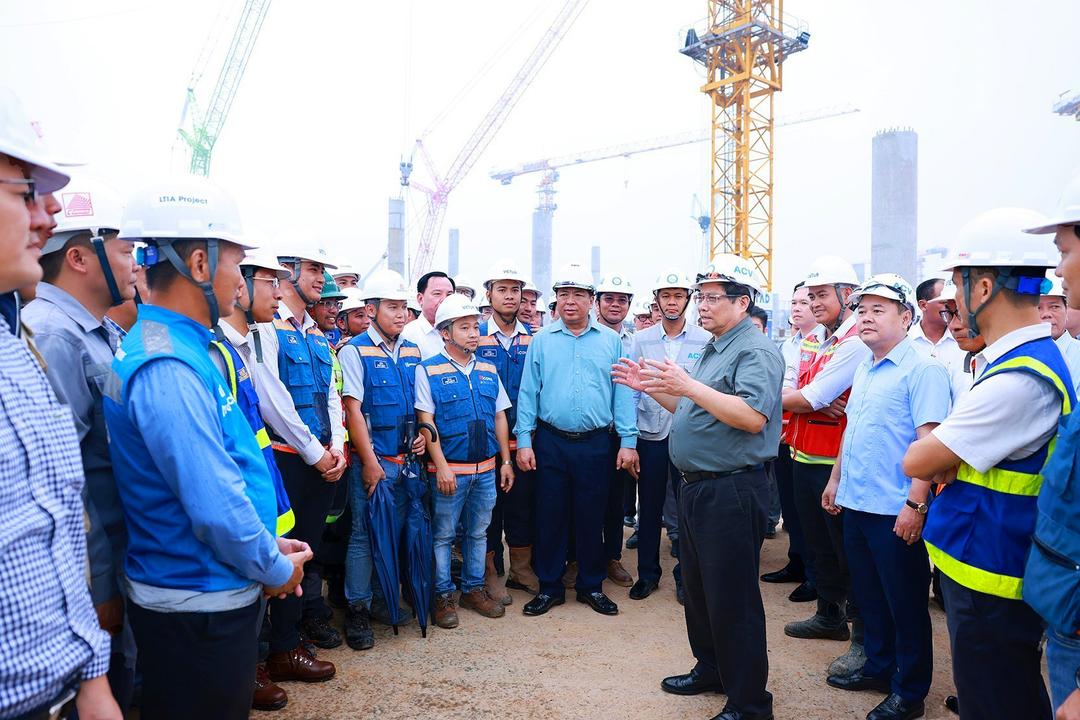 Ủy viên Bộ Chính trị, Thủ tướng Chính phủ Phạm Minh Chính giao nhiệm vụ cho các đơn vị thi công Dự án Cảng hàng không quốc tế Long Thành. Ảnh: TTXVN