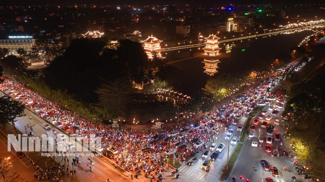 Lượng phương tiện tham gia giao thông đông đảo đổ về khu vực nút giao đường Tràng An và Trần Hưng Đạo.