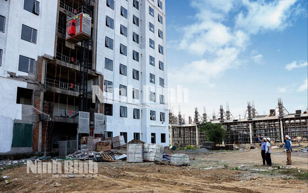 Chủ đầu tư và nhà thầu kiểm tra tiến độ thi công Dự án Xây dựng Trường Đại học Hoa Lư, xã Ninh Nhất (thành phố Hoa Lư).