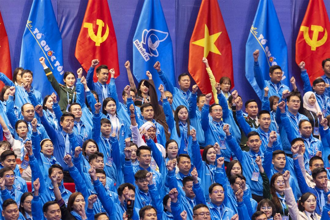 Các đại biểu là thanh niên tiêu biểu trên các lĩnh vực trong và ngoài nước thể hiện quyết tâm tại phiên khai mạc Đại hội đại biểu toàn quốc Hội Liên hiệp Thanh niên Việt Nam lần thứ IX với khẩu hiệu hành động của đại hội là: "Thanh niên Việt Nam yêu nước - khát vọng - đoàn kết - tiên phong - sáng tạo - tự tin bước vào kỷ nguyên mới". Nguồn: thanhnien.vn