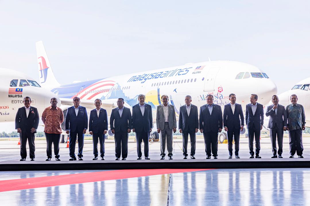 Thủ tướng Anwar Ibrahim (giữa) cùng các thành viên nội các tại lễ phát động.