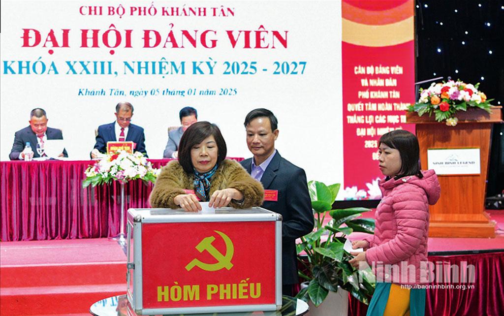 Các đảng viên chi bộ phố Khánh Tân, phường Ninh Khánh (thành phố Ninh Bình) bỏ phiếu bầu Ban chi ủy khóa mới. Ảnh: Trường Giang