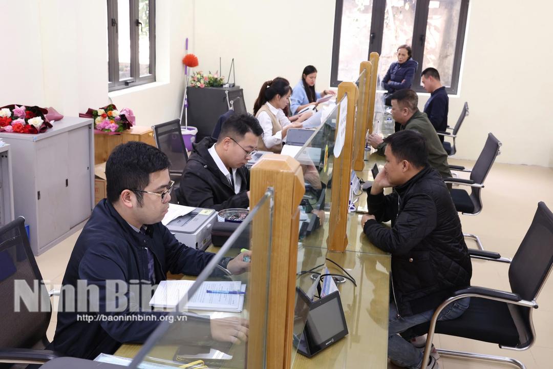 Người dân đến thực hiện TTHC tại Bộ phận Tiếp nhận và trả kết quả UBND thành phố Hoa Lư. Ảnh: Minh Quang