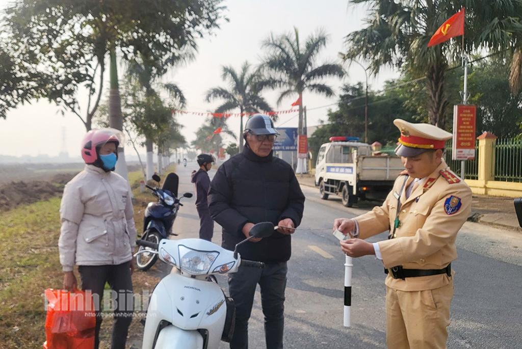 Lực lượng CSGT Công an huyện Yên Mô kiểm tra việc chấp hành Luật khi tham gia giao thông của người dân.