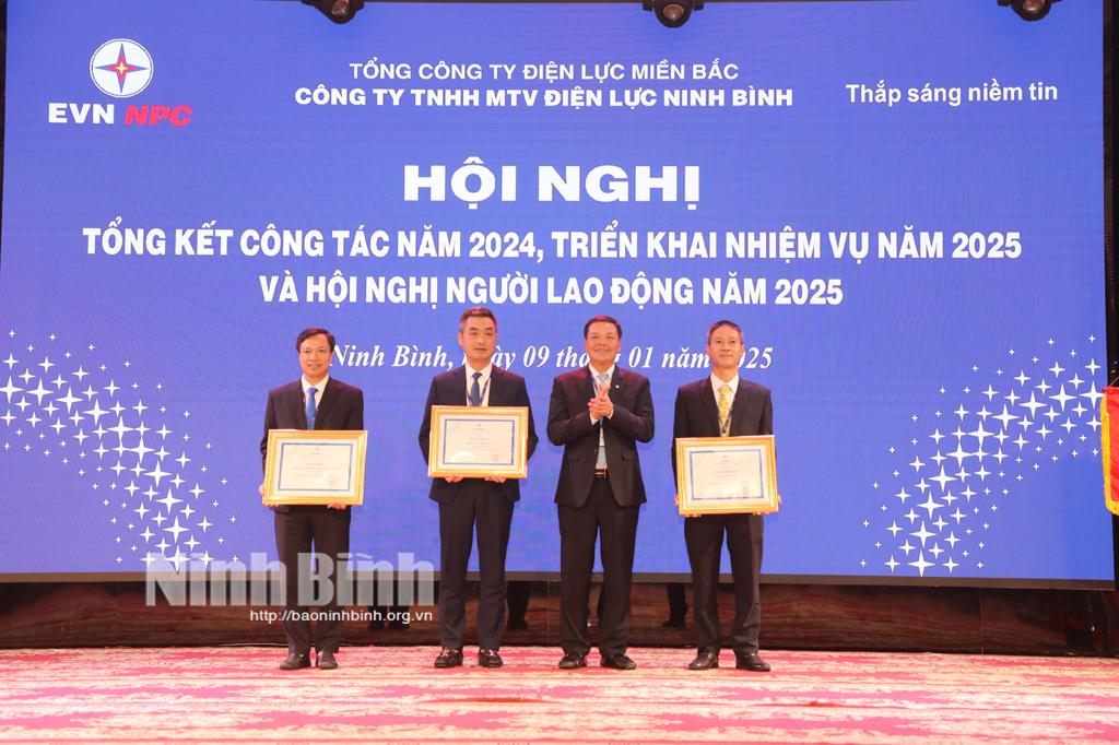Lãnh đạo Công ty TNHH MTV Điện lực Ninh Bình trao Giấy khen cho các đơn vị hoàn thành toàn diện các chỉ tiêu kế hoạch sản xuất, kinh doanh năm 2024.