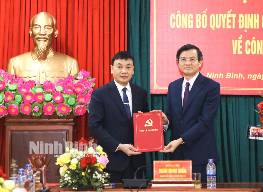 Đồng chí Đoàn Minh Huấn, Ủy viên Trung ương Đảng, Bí thư Tỉnh ủy trao Quyết định của Ban Thường vụ Tỉnh ủy cho đồng chí Hoàng Mạnh Hùng.