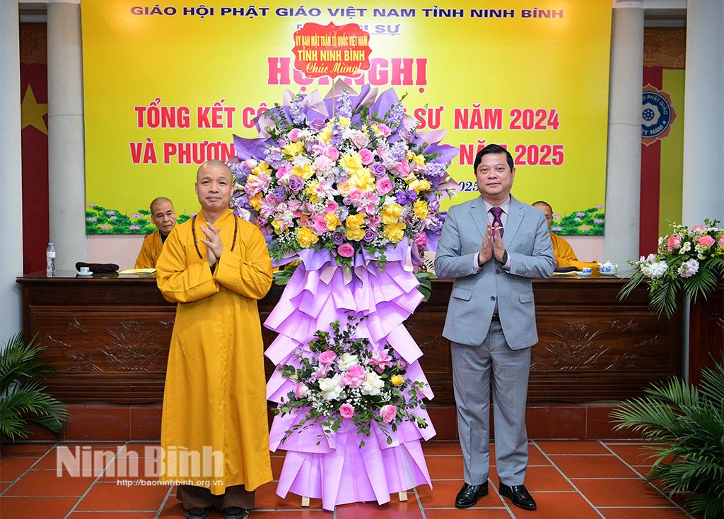 Lãnh đạo Ủy ban MTTQ Việt Nam tỉnh tặng hoa chức mừng Giáo hội Phật giáo Việt Nam tỉnh.