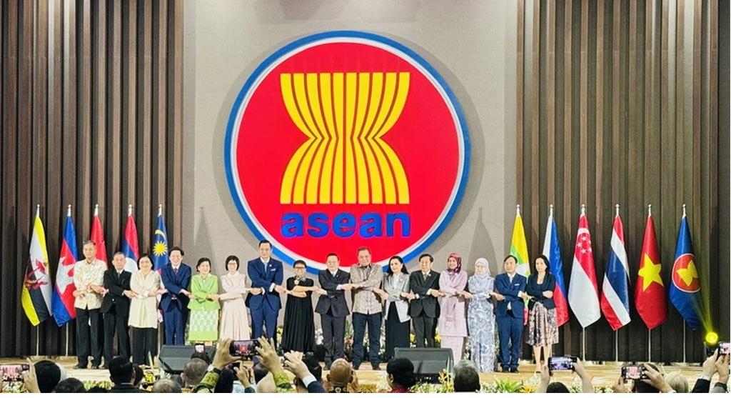 Ngày 8/8/2024, Tổng Thư ký ASEAN, Tiến sỹ Kao Kim Hourn và Đại sứ Phái đoàn thường trực các nước tại ASEAN dự buổi lễ kỷ niệm 57 năm ngày thành lập ASEAN diễn ra trọng thể tại trụ sở Ban thư ký ASEAN ở Jakarta, Indonesia. (Ảnh: Đỗ Quyên/TTXVN)