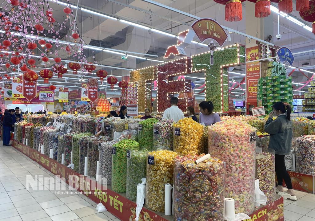 Không gian mua sắm mới mẻ, mang đậm không khí Tết thu hút khách hàng.