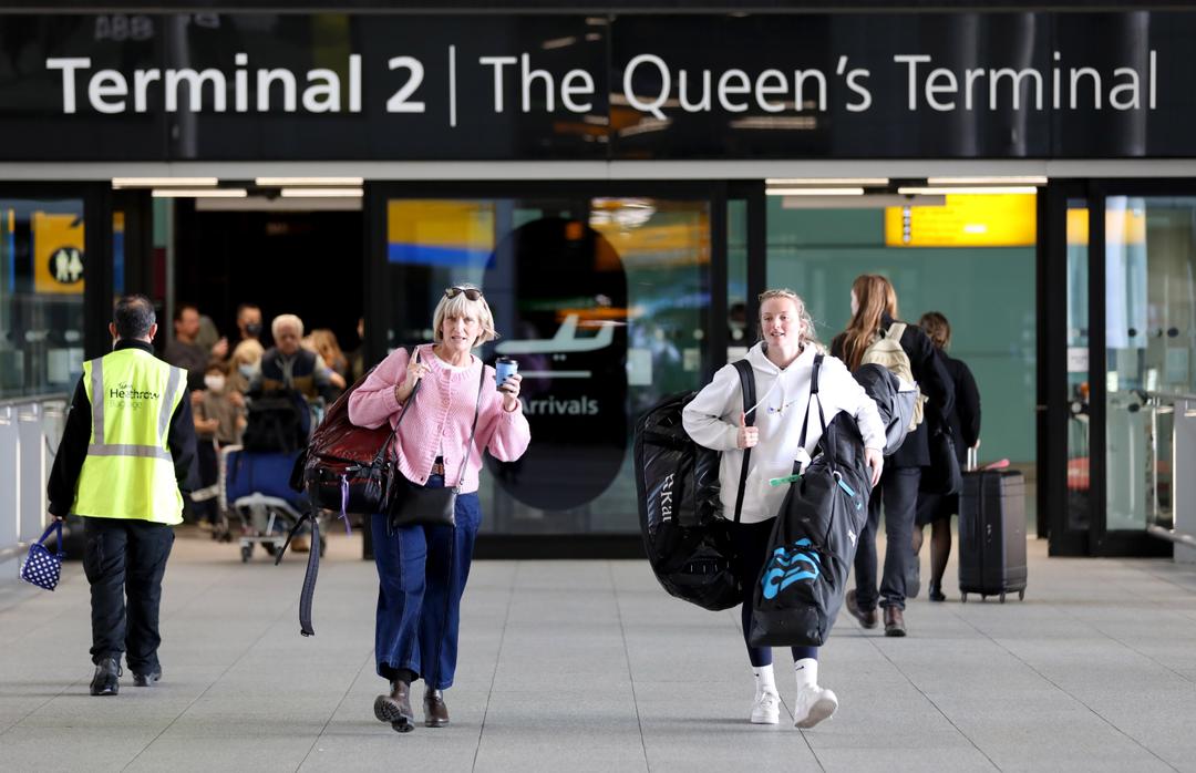 Hành khách tại sân bay Heathrow, thủ đô London, Anh.