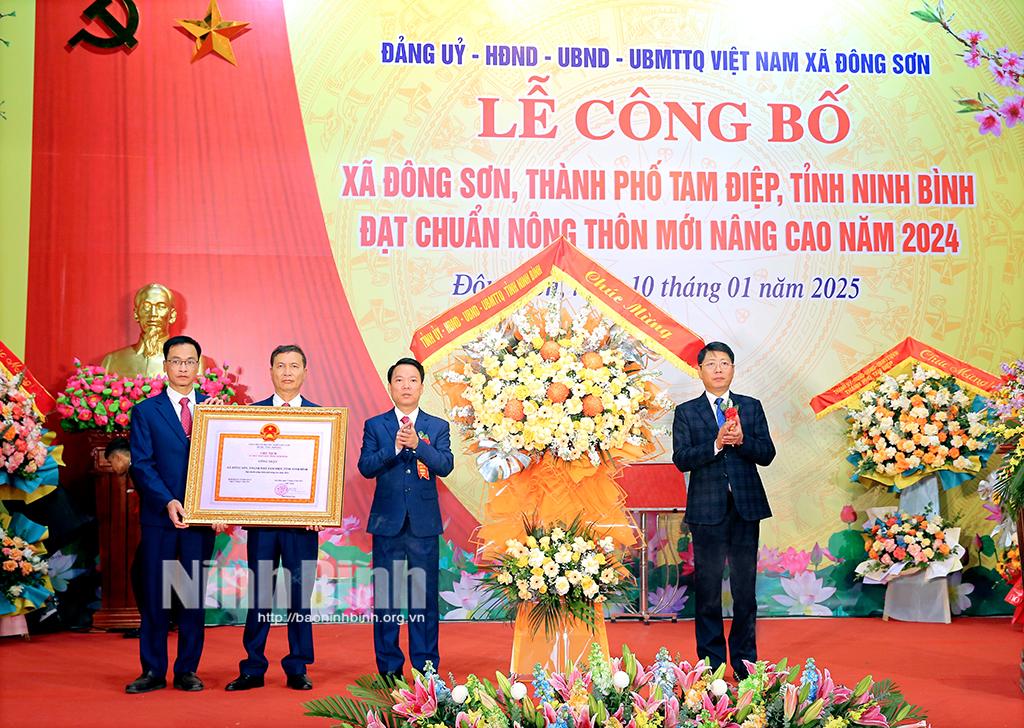 Đồng chí Trần Song Tùng, Ủy viên Ban Thường vụ Tỉnh ủy, Phó Chủ tịch UBND tỉnh trao bằng công nhận xã đạt chuẩn NTM nâng cao cho đảng bộ, chính quyền và nhân dân xã Đông Sơn.