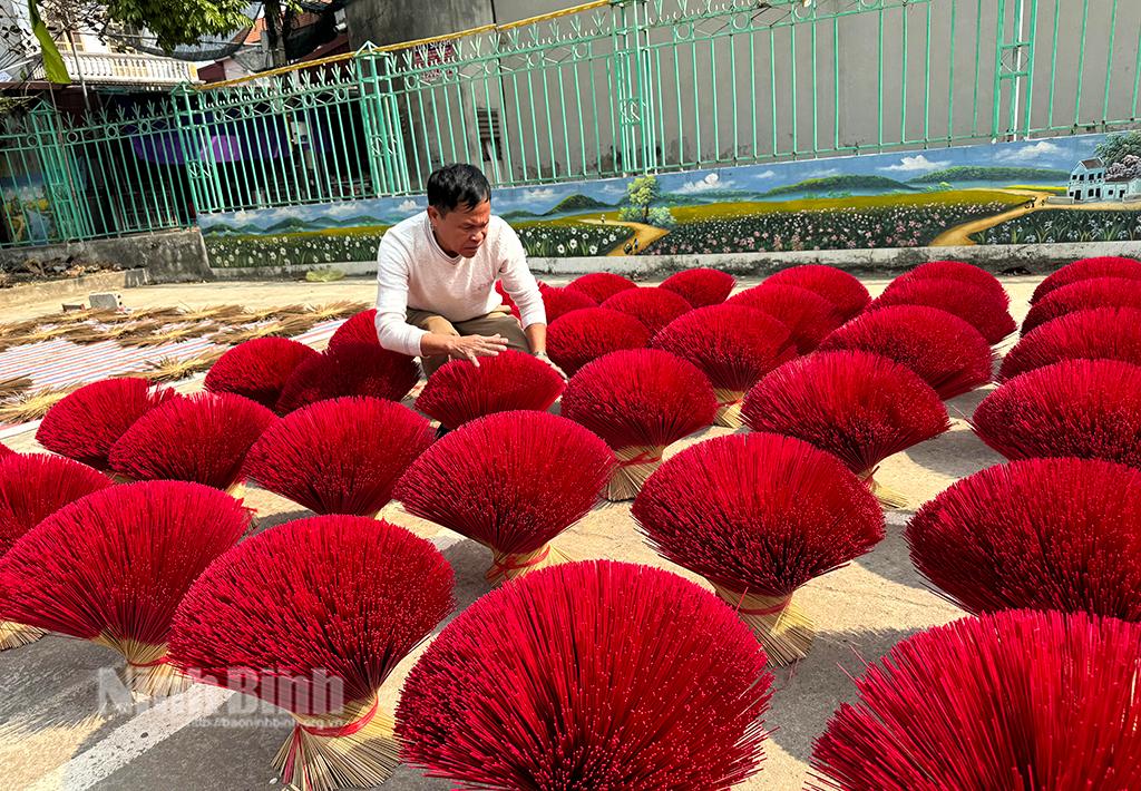 Ông Tề phơi tăm hương trước khi đưa vào lăn bột hương.