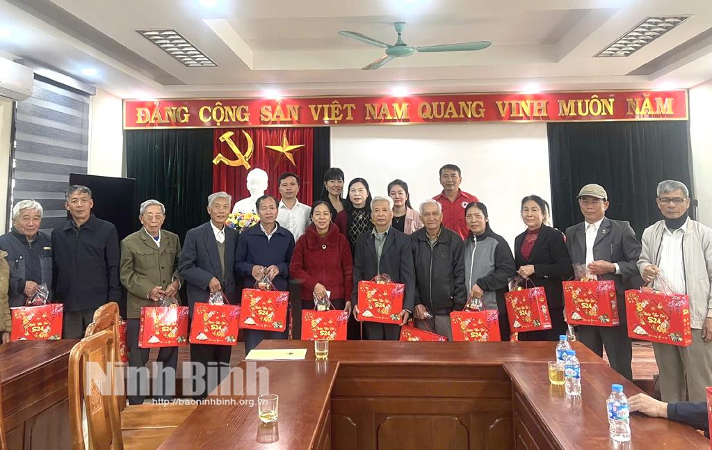 Trao quà Tết cho người cao tuổi có hoàn cảnh khó khăn trên địa bàn huyện.