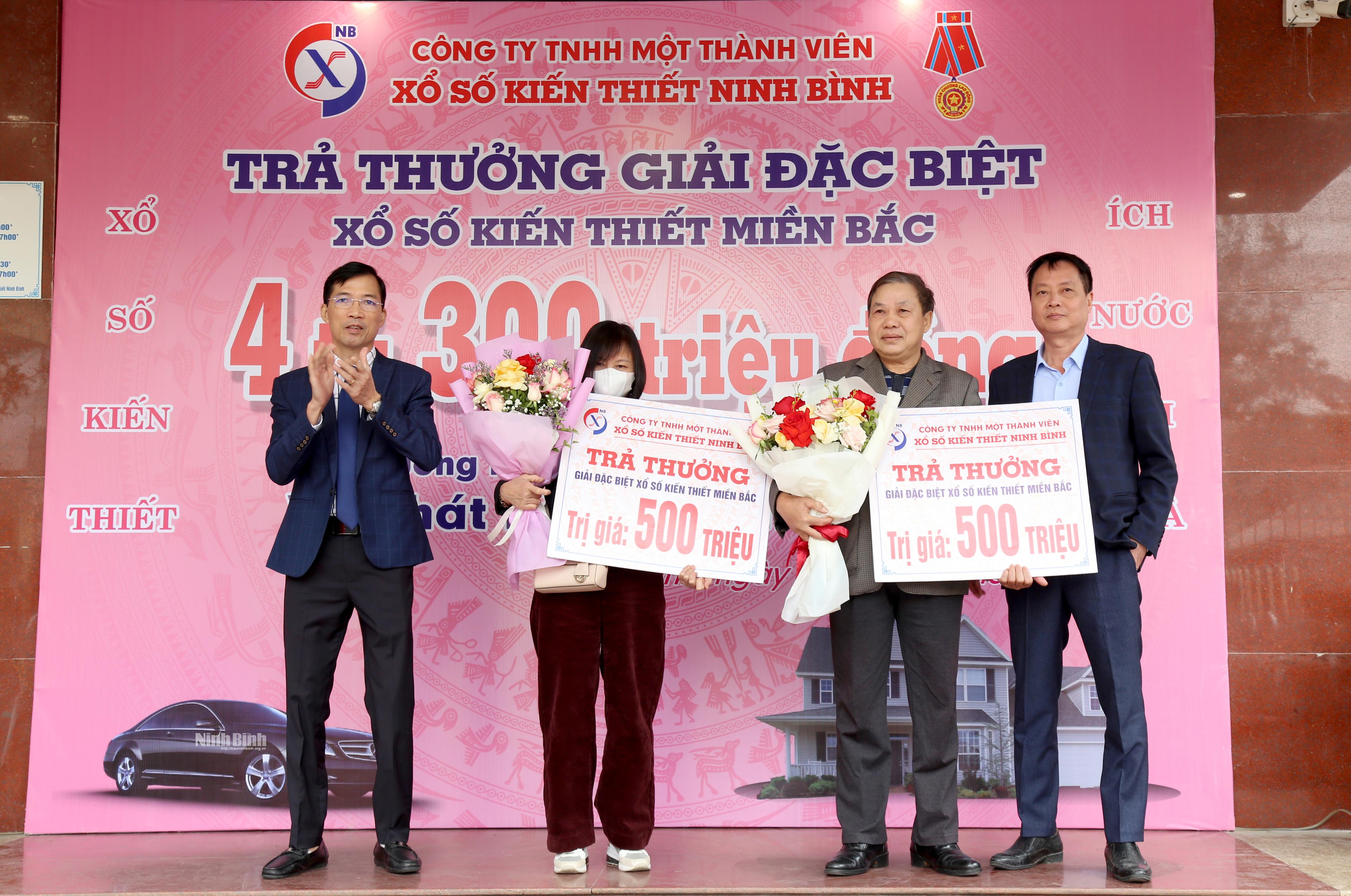 Ban Giám đốc Công ty trao thưởng cho khách hàng may mắn trúng giải Đặc biệt XSKT miền Bắc, mở ngày 3/1/ 2025.