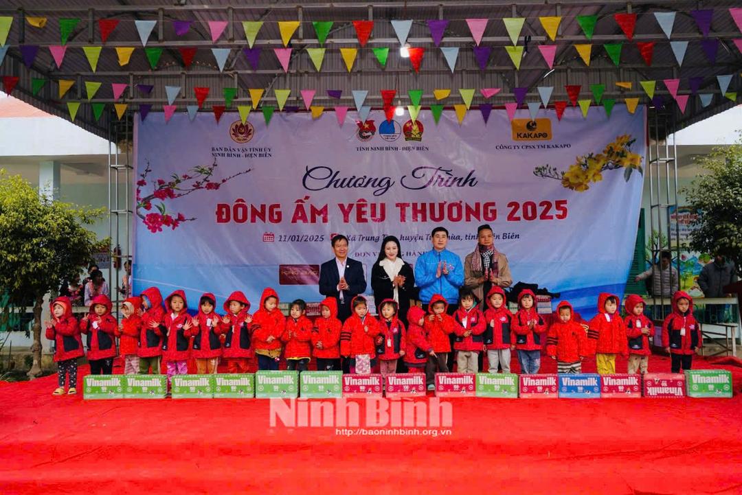 Các đồng chí lãnh đạo Tỉnh đoàn Ninh Bình, Ban Dân vận Tỉnh uỷ Điện Biên và các nhà tài trợ trao tặng quà cho các em học sinh Trường Mầm non Tủa Chùa.