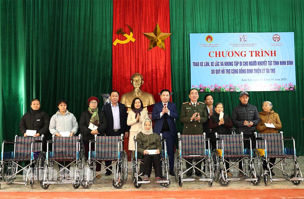 Thượng tướng Trần Quốc Tỏ, Ủy viên Trung ương Đảng, Thứ trưởng Bộ Công an; đồng chí Phó Chủ tịch Thường trực UBND tỉnh Tống Quang Thìn và nhà tài trợ trao tặng xe lăn cho người khuyết tật.