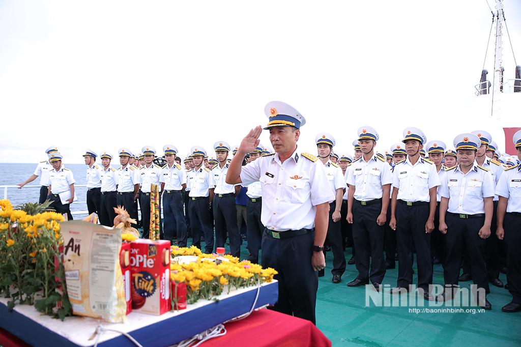 Đại tá Đỗ Hải Đăng, Phó Chính ủy Lữ đoàn 146, Trưởng Đoàn công tác và các lực lượng tham gia Lễ tưởng niệm các anh hùng liệt sĩ hy sinh trên Quần đảo Trường Sa.