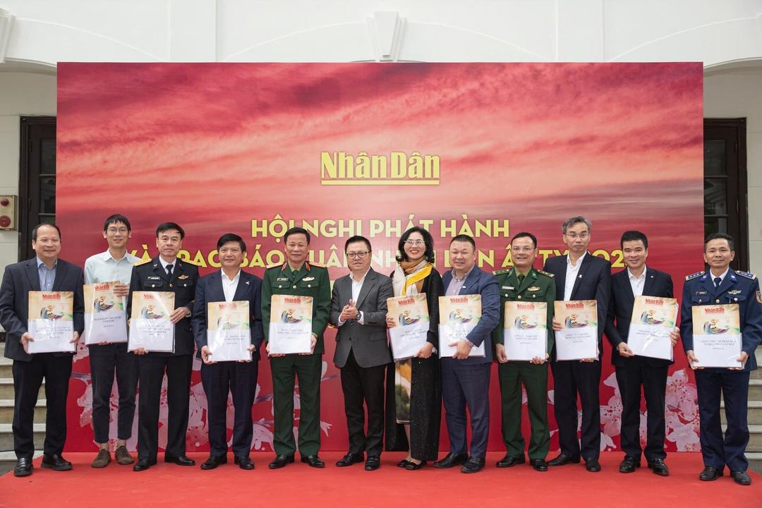 Đồng chí Lê Quốc Minh, Ủy viên Trung ương Đảng, Phó Trưởng Ban Tuyên giáo Trung ương, Tổng biên tập Báo Nhân Dân, Chủ tịch Hội Nhà báo Việt Nam trao tặng báo Xuân cho các đơn vị.