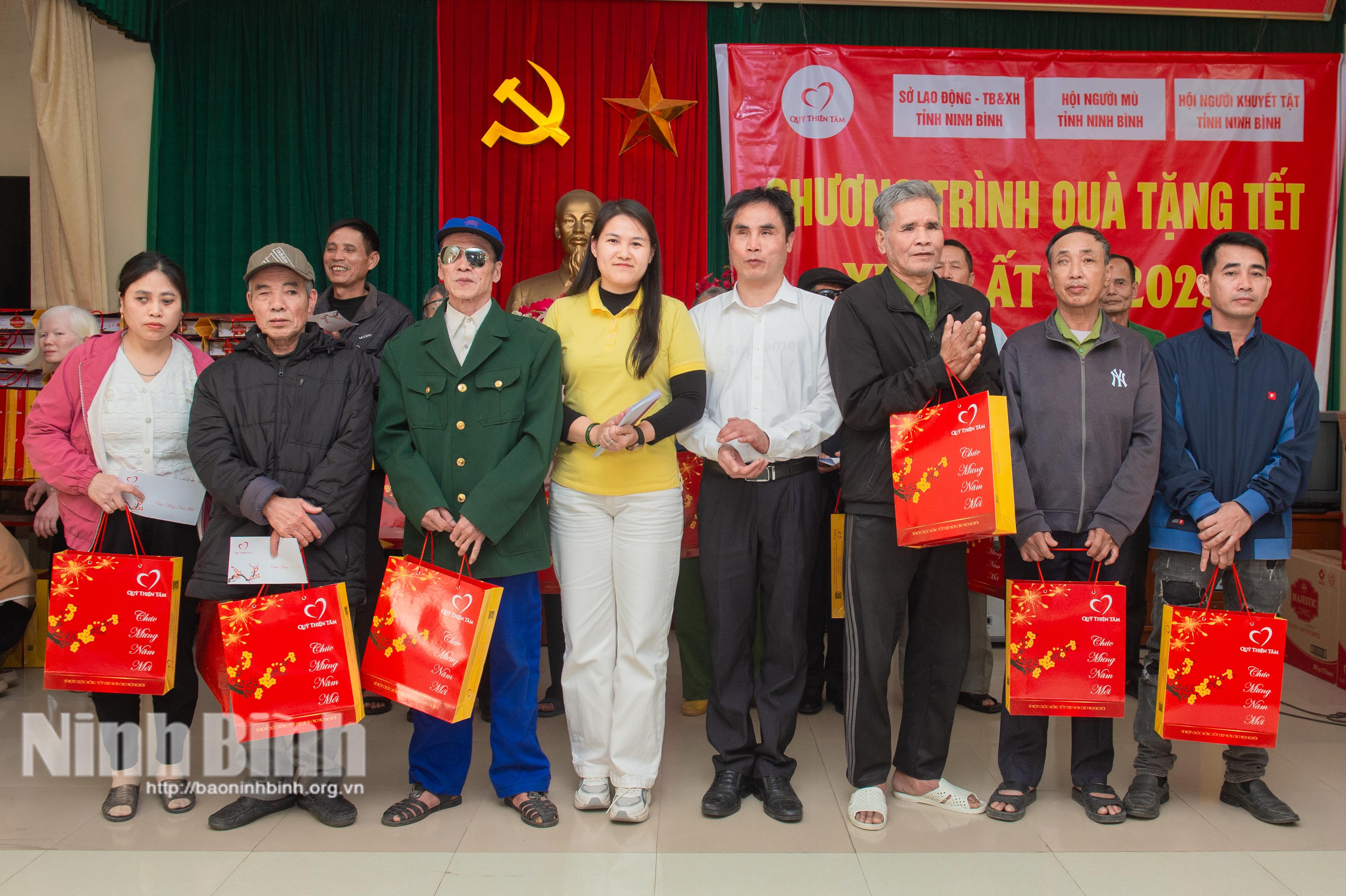 Đại diện Quỹ Thiện Tâm (Tập đoàn Vingruop) tặng quà Tết Nguyên đán Ất Tỵ cho các gia đình có hoàn cảnh khó khăn tại thành phố Hoa Lư. Ảnh: Ngọc Linh