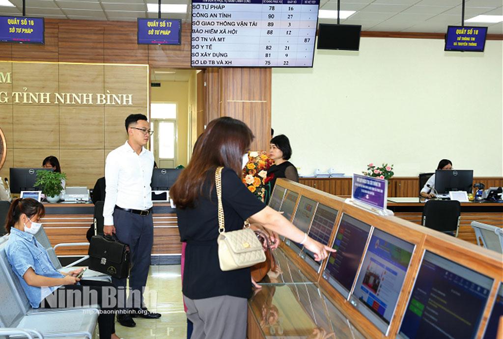 Người dân thực hiện thủ tục hành chính tại Trung tâm Phục vụ hành chính công tỉnh. Ảnh: Anh Tuấn