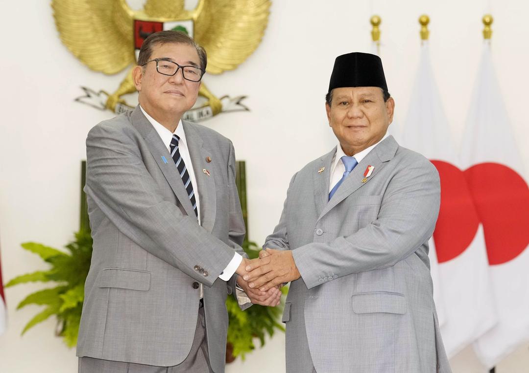Tổng thống Indonesia Prabowo Subianto (phải) và Thủ tướng Nhật Bản Shigeru Ishiba tại cuộc gặp ở Jakarta ngày 11/1/2025.