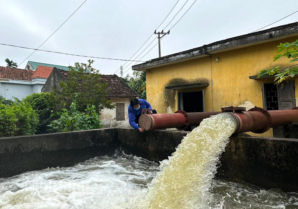 Trạm bơm Kỳ Giang, xã Khánh Nhạc (huyện Yên Khánh) lấy nước đổ ải vụ Đông Xuân.