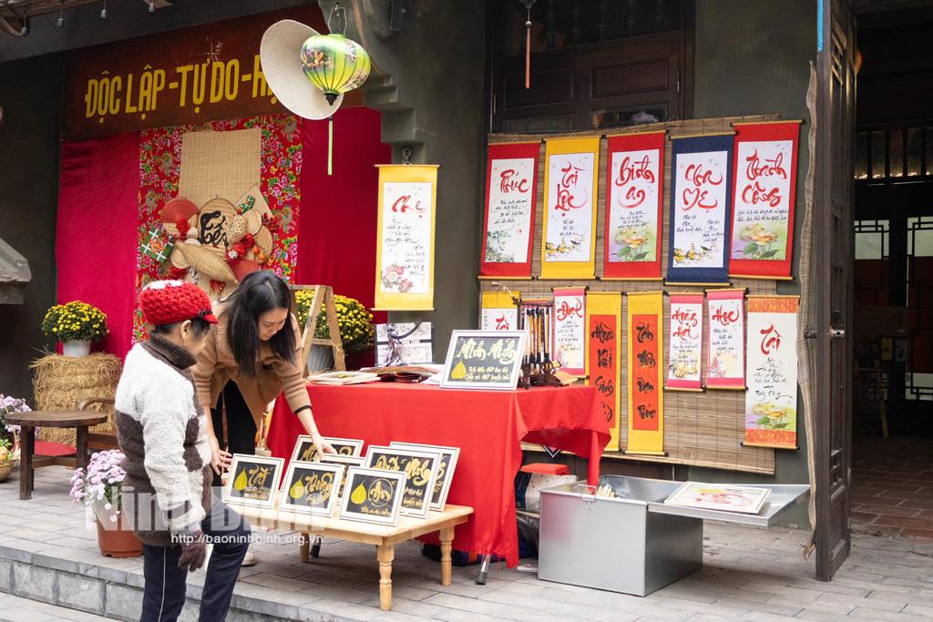 Phố cổ Hoa Lư bài trí không gian Tết để du khách tham quan, chụp ảnh.