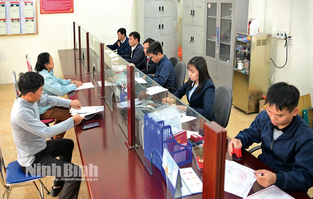 Cán bộ, công chức Bộ phận một cửa xã Tiến Thắng (Gia Viễn) đi vào hoạt động sau sắp xếp. Ảnh: Trường Giang