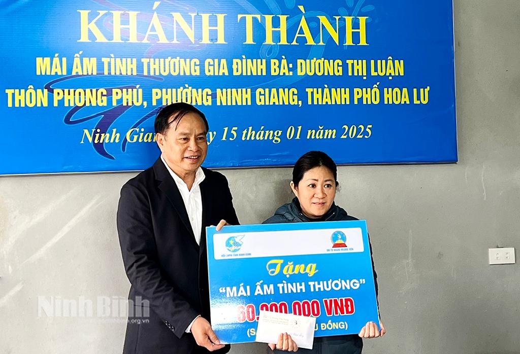 Doanh nghiệp tư nhân Hoàng Sơn trao tiền hỗ trợ cho gia đình chị Dương Thị Luận. Ảnh: Hồng Minh