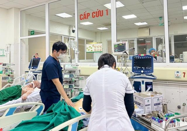 Điều trị cho bệnh nhân mắc viêm phổi tại Bệnh viện Bệnh Nhiệt đới Trung ương. Ảnh: BVBNĐTƯ