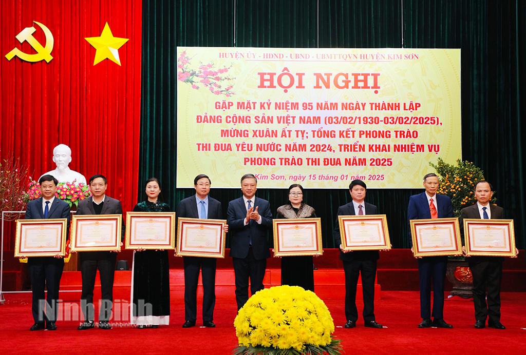 Đồng chí Chủ nhiệm Ủy ban Kiểm tra Tỉnh ủy, Trưởng Đoàn ĐBQH tỉnh Đinh Việt Dũng trao Bằng khen của Thủ tướng Chính phủ cho các cá nhân có thành tích tiêu biểu.